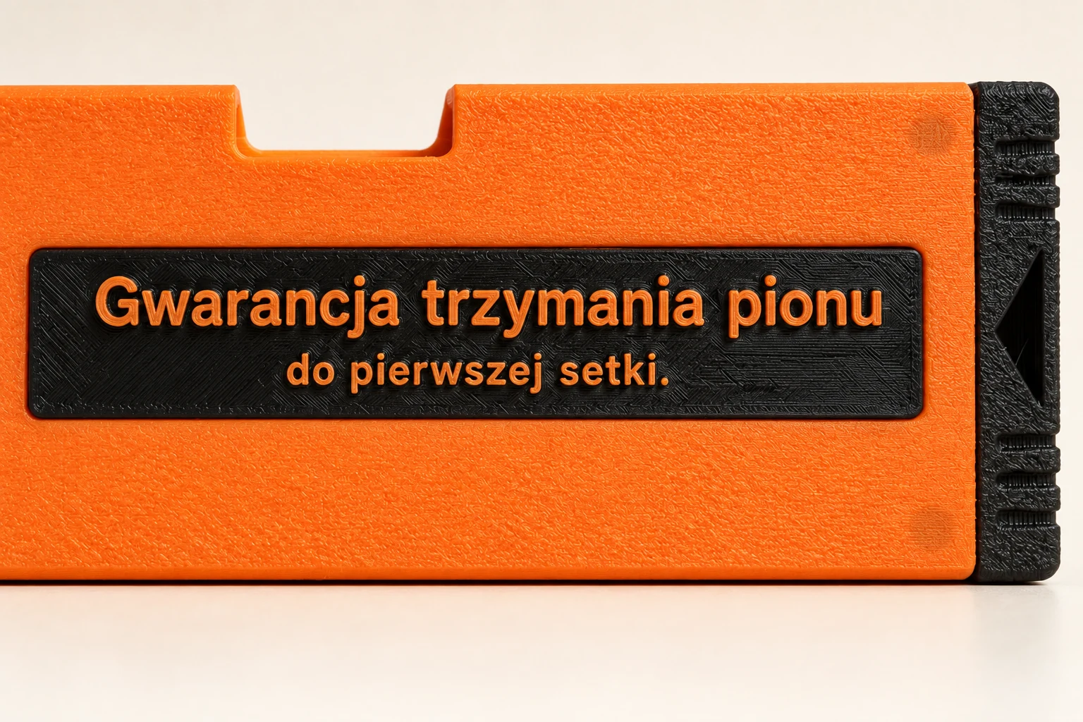Zbliżenie tabliczki z dedykacją na korpusie poziomicy
